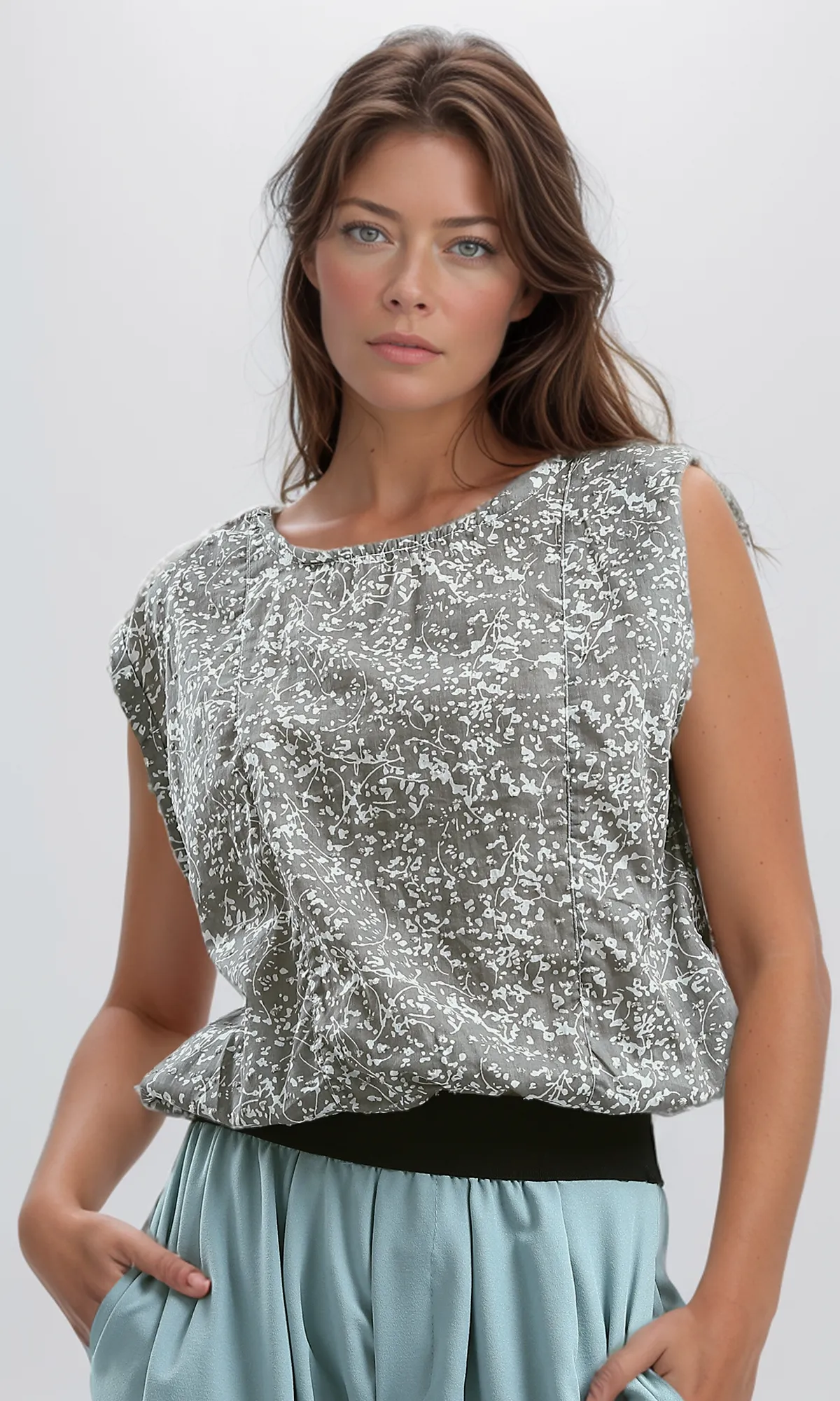 O180010 Crew Neck Sleeveless Tee With Bottom Elastic - Grey & White